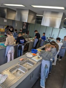 Mehr über den Artikel erfahren Die Klasse 6b kocht bunte Pommes!