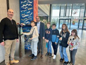 Mehr über den Artikel erfahren Neuer Trinkwasserspender an der Amperschule