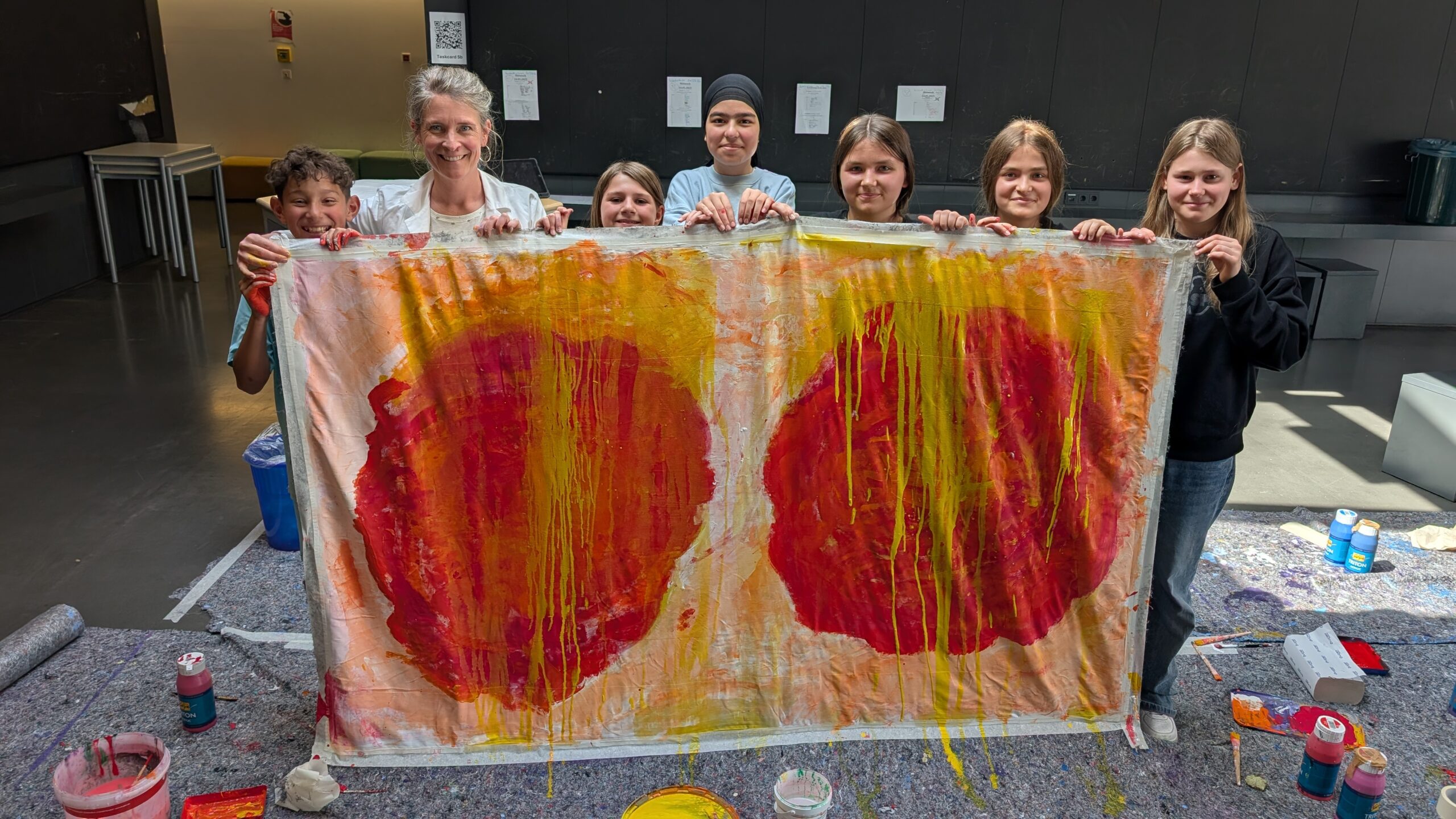 Mehr über den Artikel erfahren Rosen für die Schule – Gemeinschaftskunst inspiriert von Cy Twombly