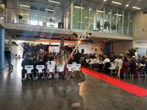 Mehr über den Artikel erfahren Abschlussfeier der 9. Klassen – ein festlicher Abend in der Aula