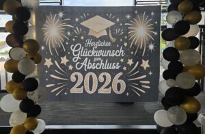 Mehr über den Artikel erfahren Rauschendes Fest zum Abschied: Amperschule Olching feiert Jahrgang 2026